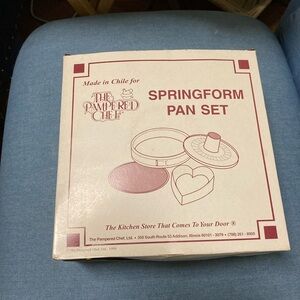 The Pampered Chef spring form pan set